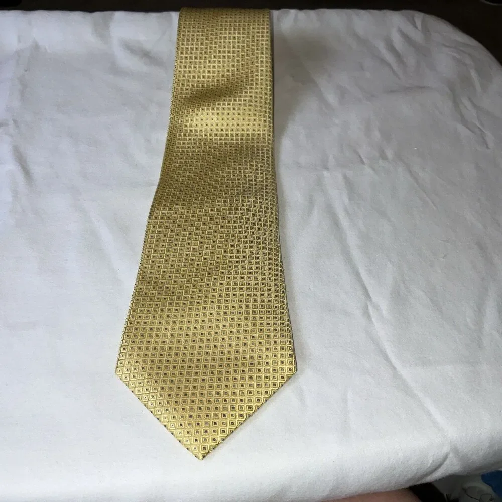 Tommy Hilfiger Silk Tie Yellow Blue Geometric Pattern new without tag Free Ship